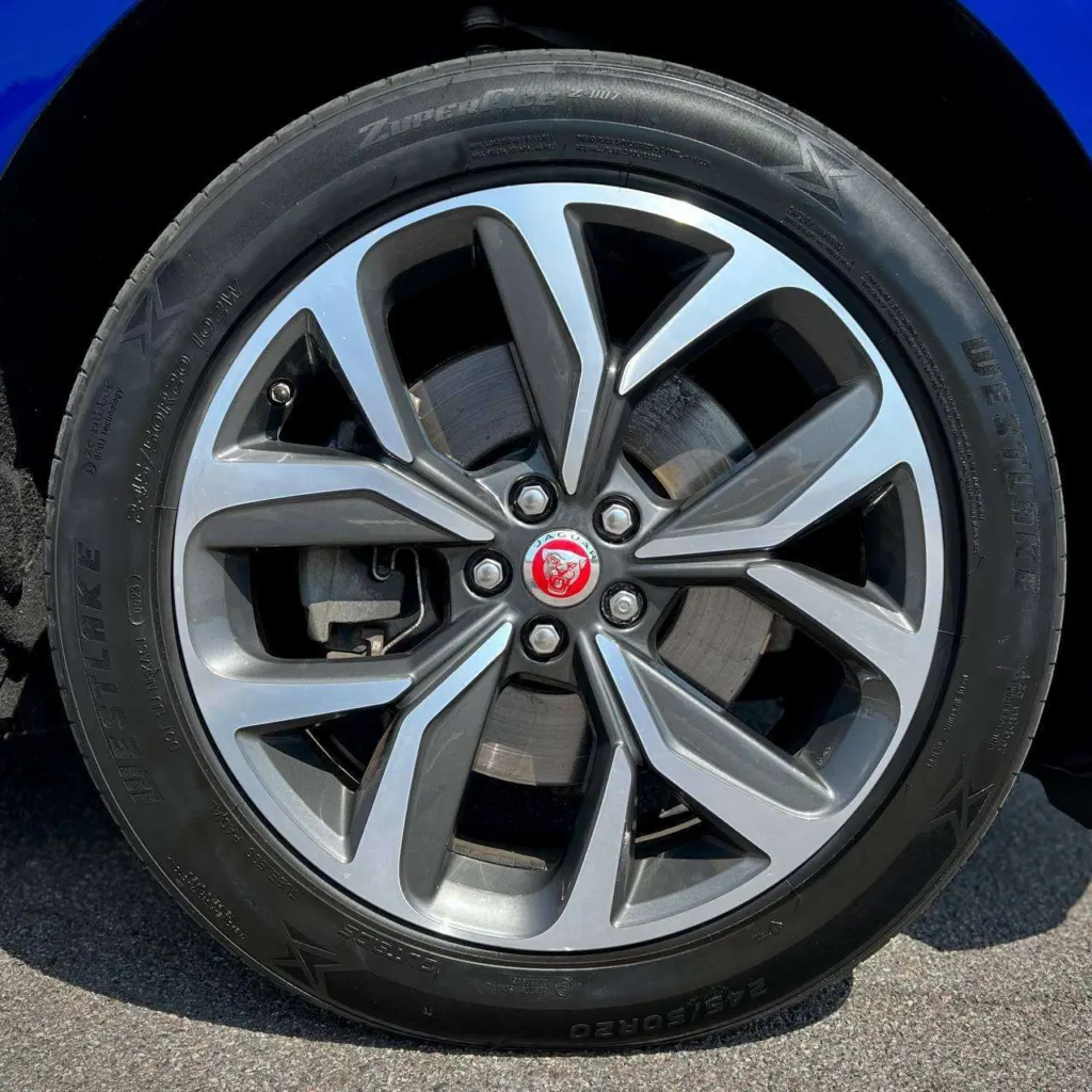 Jaguar I-Pace EV400 — фото 11