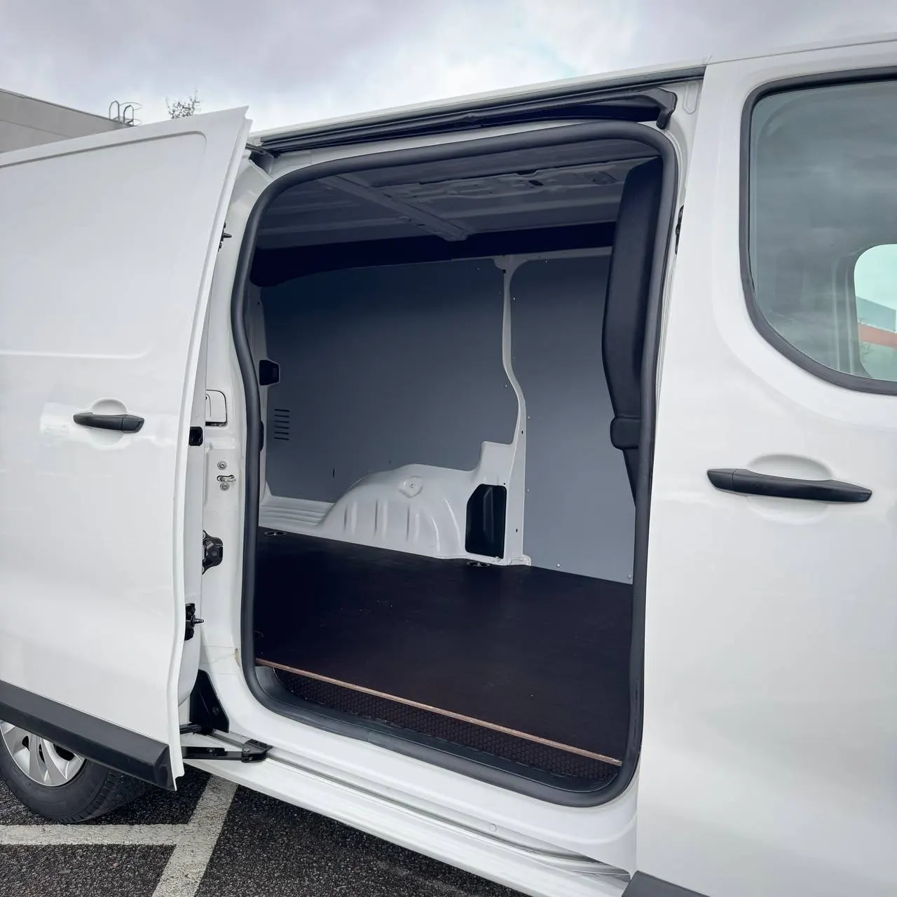Opel Vivaro Long — фото 37