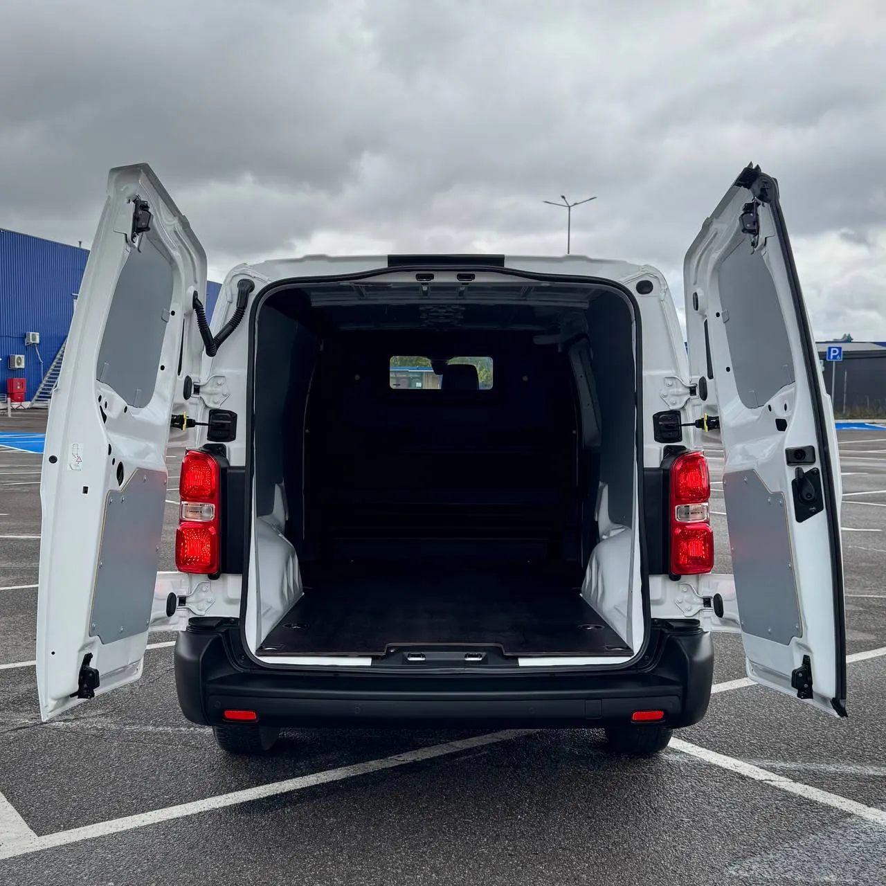 Opel Vivaro Long — фото 41